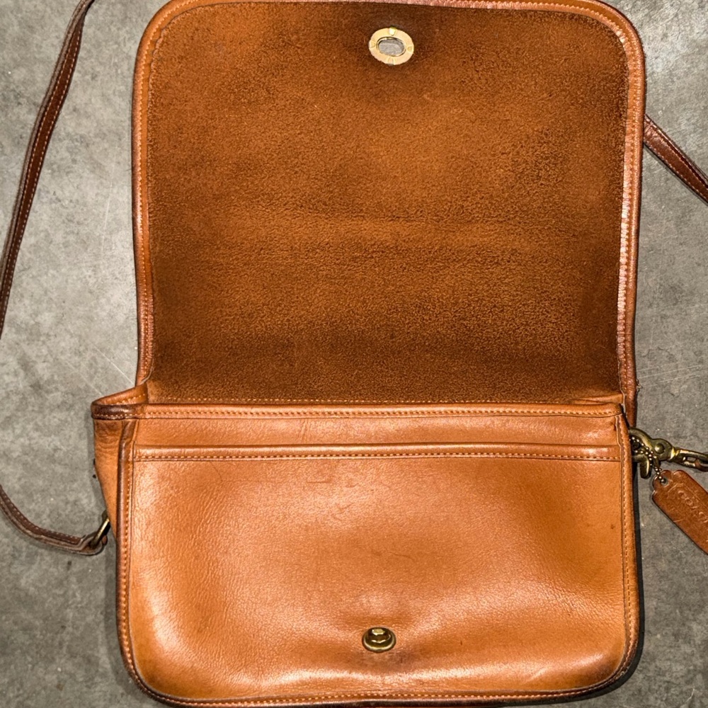 Coach Vintage Glove-Tanned Leather Turn Lock Crossbody Purse NYC Era - Picture 4 of 7